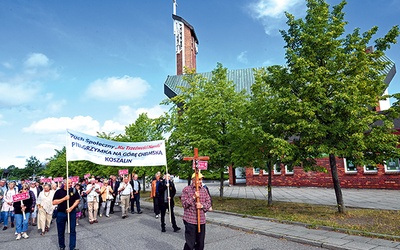 Pielgrzymi wyruszają sprzed kościoła pw. Ducha Świętego w Koszalinie.