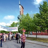 Pielgrzymi wyruszają sprzed kościoła pw. Ducha Świętego w Koszalinie.