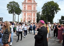 Biskup Krzysztof Zadarko żegna pielgrzymów wyruszających ze Skrzatusza na Jasną Górę.