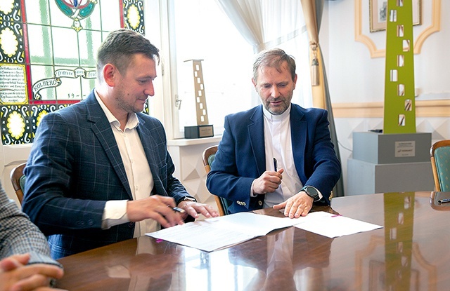 	Wicemarszałek województwa Tomasz Sobieraj oraz ks. Dariusz Rataj, proboszcz karlińskiej parafii, podpisali umowę o przekazaniu pieniędzy. 
