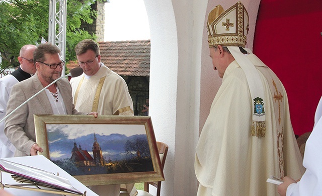 – Ile razy ksiądz biskup spojrzy na ten obraz, na tę bazylikę, niech zechce nam wszystkim, wiernym i księżom tu pracującym, pobłogosławić – prosił Wacław Jagielski.