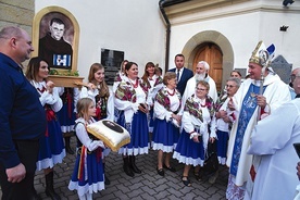 Biskup Andrzej Jeż z mieszkańcami Słonej i burmistrzem Dawidem Chrobakiem przy feretronie o. Gondka oraz pamiątkowej tablicy.