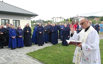 Błogosławieństwo tablicy pamiątkowej, którą umieszczono na ścianie prowadzonego przez siostry przedszkola.