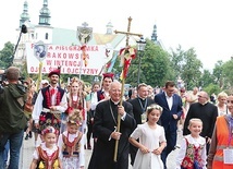 	Honorowy przewodnik z krzyżem w dłoniach odprowadził pątników, idąc z nimi Drogą Królewską.