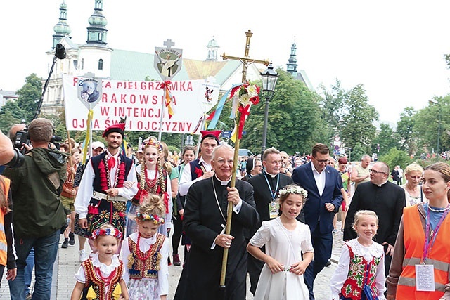 	Honorowy przewodnik z krzyżem w dłoniach odprowadził pątników, idąc z nimi Drogą Królewską.