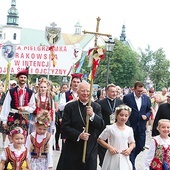 	Honorowy przewodnik z krzyżem w dłoniach odprowadził pątników, idąc z nimi Drogą Królewską.