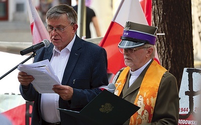 Ksiądz Tadeusz Faryś wraz z Tadeuszem Grabowskim w czasie Apelu Pamięci.