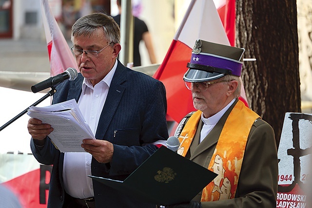 Ksiądz Tadeusz Faryś wraz z Tadeuszem Grabowskim w czasie Apelu Pamięci.