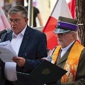 Ksiądz Tadeusz Faryś wraz z Tadeuszem Grabowskim w czasie Apelu Pamięci.