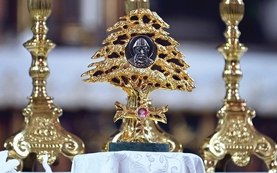 Relikwie w relikwiarzu przeznaczonym dla kościołów wyższej rangi.