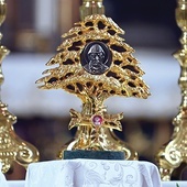 Relikwie w relikwiarzu przeznaczonym dla kościołów wyższej rangi.