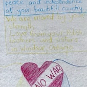 „Drogie dzieci z Ukrainy. Niech Bóg obdarzy Was pokojem i wolnością w Waszym pięknym kraju. Jesteśmy poruszeni waszą siłą. Z wyrazami miłości Wasi polscy bracia i siostry z Windsor w Ontario”.