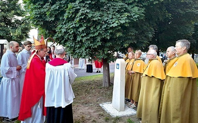 Z Ochoty do grobu apostoła wiedzie trasa oznakowana żółtą muszlą na niebieskim tle.