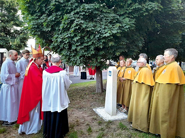 Z Ochoty do grobu apostoła wiedzie trasa oznakowana żółtą muszlą na niebieskim tle.