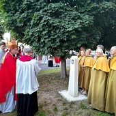 Z Ochoty do grobu apostoła wiedzie trasa oznakowana żółtą muszlą na niebieskim tle.