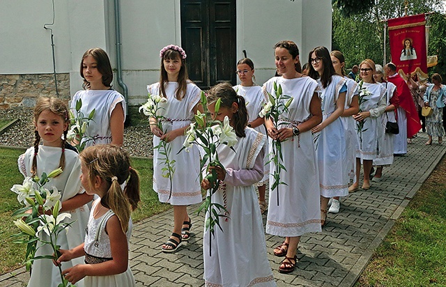 Po Mszy św. wierni udali się w procesji z Najświętszym Sakramentem. Szedł w niej także orszak złożony z młodych dziewcząt.