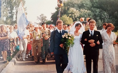 Po uroczystości w strojach ślubnych młoda para przeszła ostatni, 6-kilometrowy etap na Jasną Górę. Z młodymi byli goście weselni.