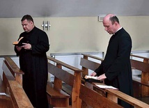 Były konferencje, ale też modlitwa liturgiczna i osobista. Pierwszego dnia rekolekcjonistą był ks. A. Cygański (z prawej). Na zdjęciu: Liturgia godzin w kaplicy.