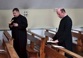 Były konferencje, ale też modlitwa liturgiczna i osobista. Pierwszego dnia rekolekcjonistą był ks. A. Cygański (z prawej). Na zdjęciu: Liturgia godzin w kaplicy.