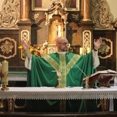 O. Tomaszczuk w czasie jednej ze Mszy św. w miejscowej kaplicy.