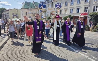 ▲	Pielgrzymom w dniu wyjścia towarzyszyli arcybiskup Stanisław oraz biskup Adam.