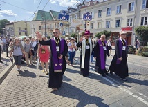 ▲	Pielgrzymom w dniu wyjścia towarzyszyli arcybiskup Stanisław oraz biskup Adam.