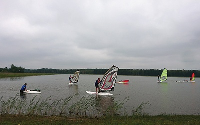 ▲	Lekcje windsurfingu na zalewie w Biszczy.