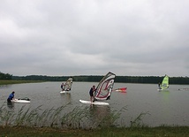 ▲	Lekcje windsurfingu na zalewie w Biszczy.