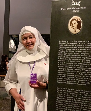 Siostra Marcina Ewa Gieniusz, niepokalanka, jest wolontariuszką w Muzeum Powstania Warszawskiego. Można tam „spotkać” Ewę Matuszewską ps. Mewa, harcerkę, która w powstaniu zginęła.