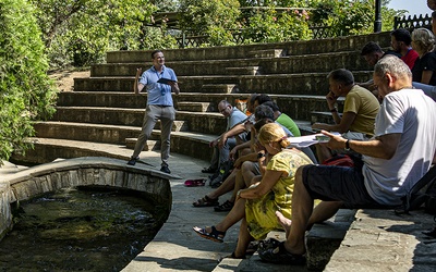 Wykład ks. Marcina Kowalskiego nieopodal ruin starożytnego Filippi, w miejscu chrztu Lidii.