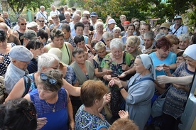 Osoby zgłaszające się do sióstr po pomoc humanitarną chętnie przyjmują Cudowne Medaliki.