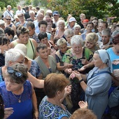 Osoby zgłaszające się do sióstr po pomoc humanitarną chętnie przyjmują Cudowne Medaliki.