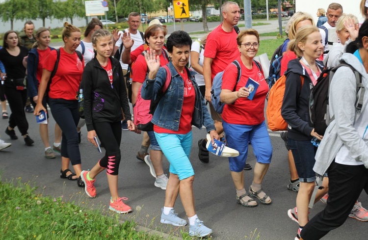 W niedzielę 7 sierpnia w drogę na Jasną Góre wyruszyli pielgrzymi z Oświęcimia, Brzeszcz, Osieka, okolic bliższych i dalszych.