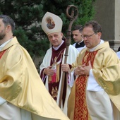 Bp Roman Pindel przewodniczył Mszy św. dla pielgrzymów w Wilamowicach.