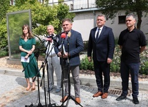 Do udziału w otwarciu ekspozycji i pikniku zapraszają od lewej: Katarzyna Stańczuk, Adam Zieleziński, Leszek Ruszczyk, Adam Duszyk, Krzysztof Skarżycki.