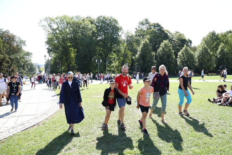 Pielgrzymi u tronu Królowej Polski