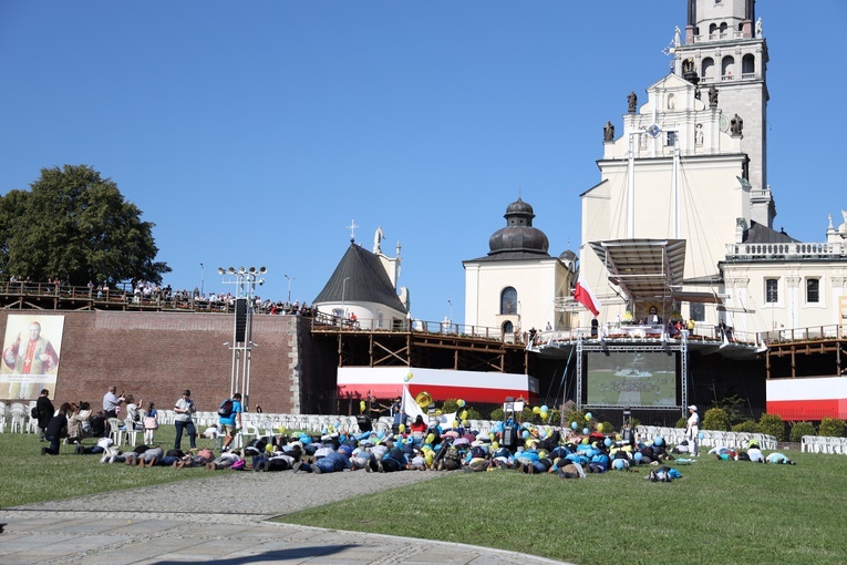 Pielgrzymi u tronu Królowej Polski