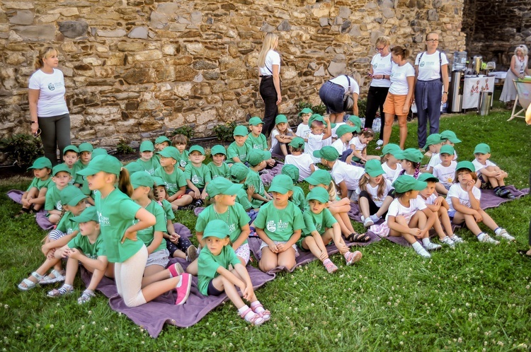 Zaprosili dzieci na śniadanie do bazyliki