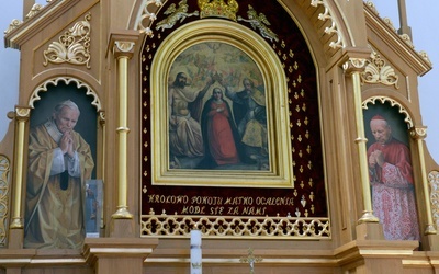 Łaskami słynący obraz Ukoronowania Matki Boskiej w ołtarzu głównym jarosławickiej świątyni.