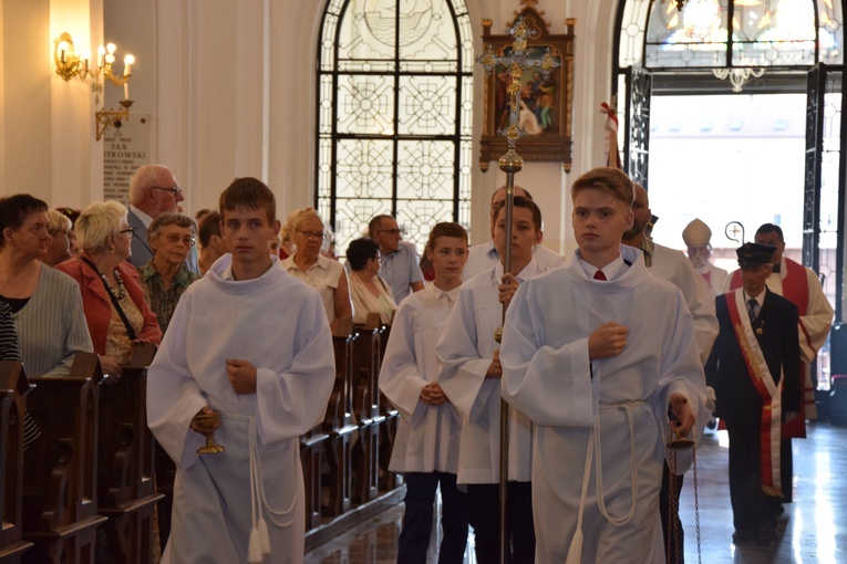 Wprowadzenie relikwii bł. ks. Jerzego Popiełuszki do parafii w Kutnie