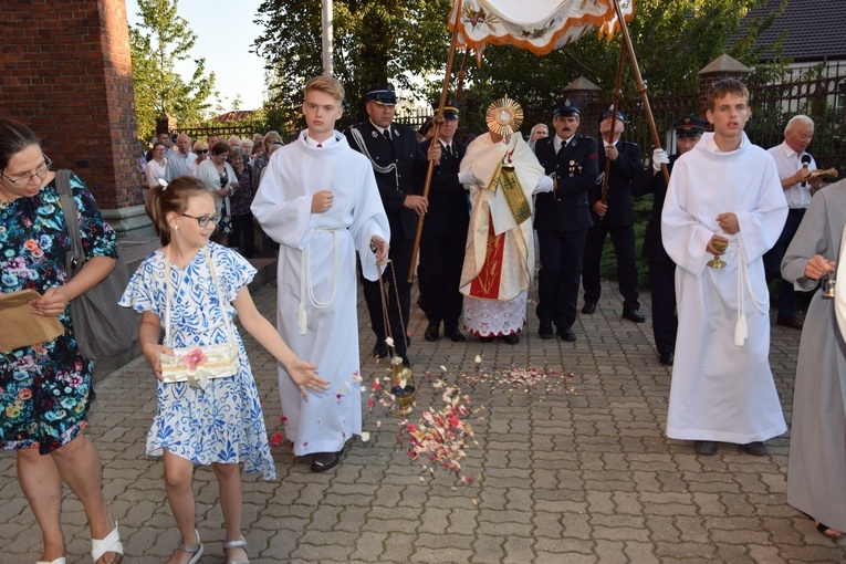 Wprowadzenie relikwii bł. ks. Jerzego Popiełuszki do parafii w Kutnie