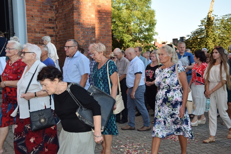 Wprowadzenie relikwii bł. ks. Jerzego Popiełuszki do parafii w Kutnie