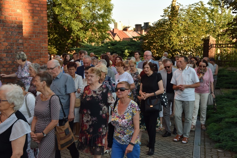 Wprowadzenie relikwii bł. ks. Jerzego Popiełuszki do parafii w Kutnie