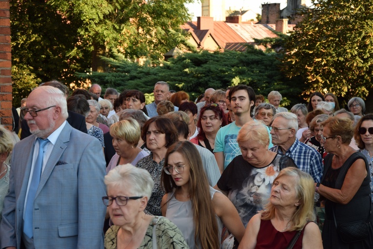 Wprowadzenie relikwii bł. ks. Jerzego Popiełuszki do parafii w Kutnie