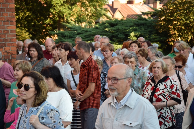 Wprowadzenie relikwii bł. ks. Jerzego Popiełuszki do parafii w Kutnie