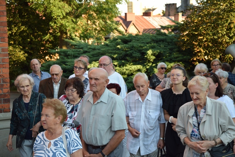 Wprowadzenie relikwii bł. ks. Jerzego Popiełuszki do parafii w Kutnie