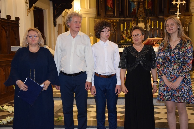 Wprowadzenie relikwii bł. ks. Jerzego Popiełuszki do parafii w Kutnie