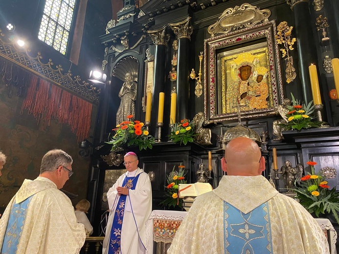 Pasterz diecezji przywitał pątników wchodzących na Jasną Górę