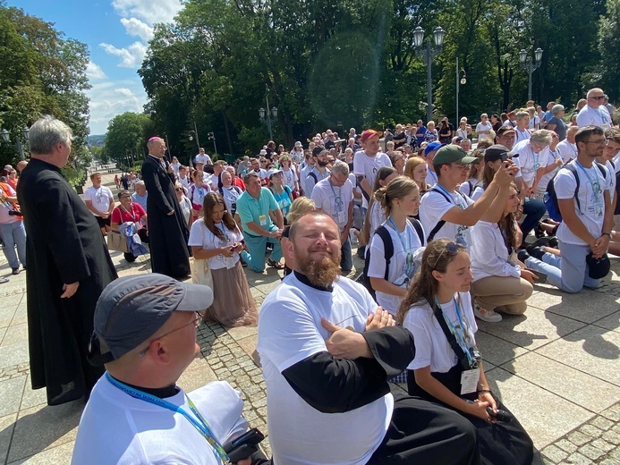 Pasterz diecezji przywitał pątników wchodzących na Jasną Górę