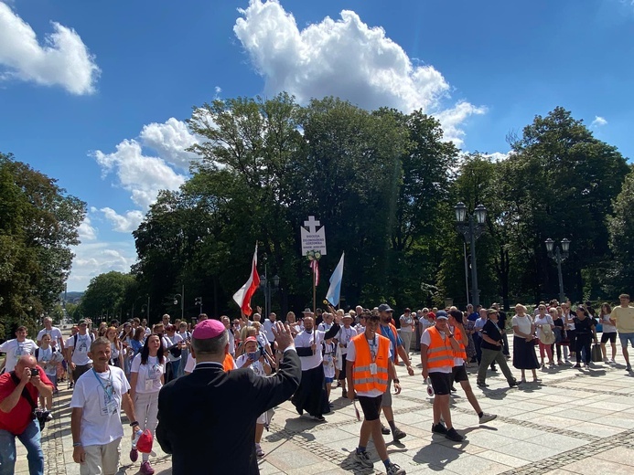 Pasterz diecezji przywitał pątników wchodzących na Jasną Górę